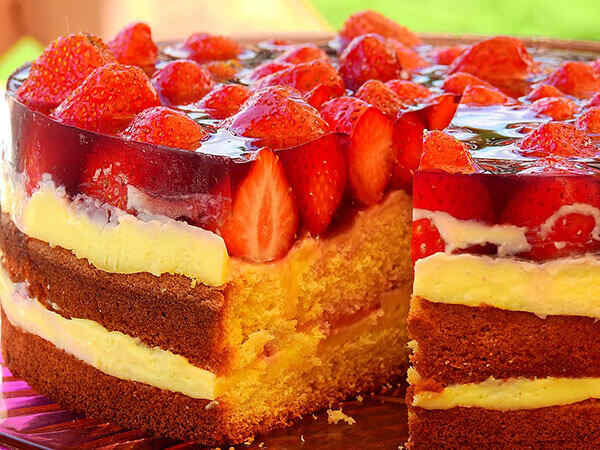 Украшение торта ягодами и фруктами