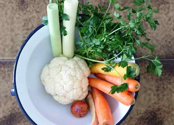 Овощи для супа из цветной капусты и колбаски