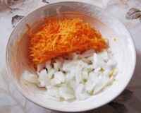 Нарезаем лук и морковь для зажарки макарон