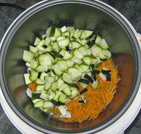 Приготовить овощное рагу с кабачками в мультиварке