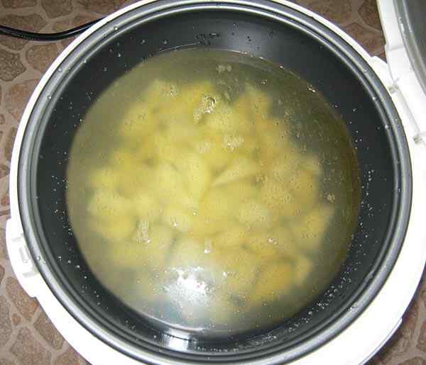 Опустить в кипящую воду картофель. Кипятка картофеля. Как приготовить зеленый борщ в мультиварке. Как покрошить картошку на борщ. Сливают после картошки кипяток и получается похлебка.