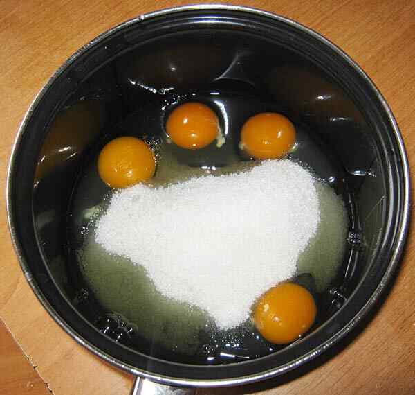 Взбиваем яйца с сахаром для метанника в мультиварке