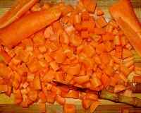 Нарезаем морковь для готовки печени говяжей в мультиварке