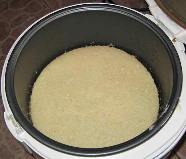 Выливаем тесто для торта со сгущенкой в мультиварку и готовим в режиме Выпечка