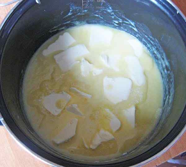 Добавляем сливочное масло в крем для торта со сгущенкой в мультиварке