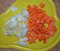 Моем и нарезаем лук и морковь для плова в мультиварке