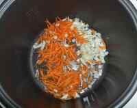 Обжариваем лук и морковь в мультиварке