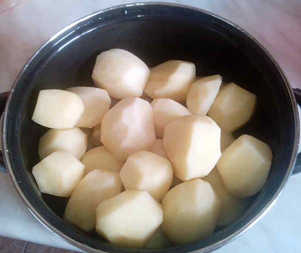 Чистим картофель