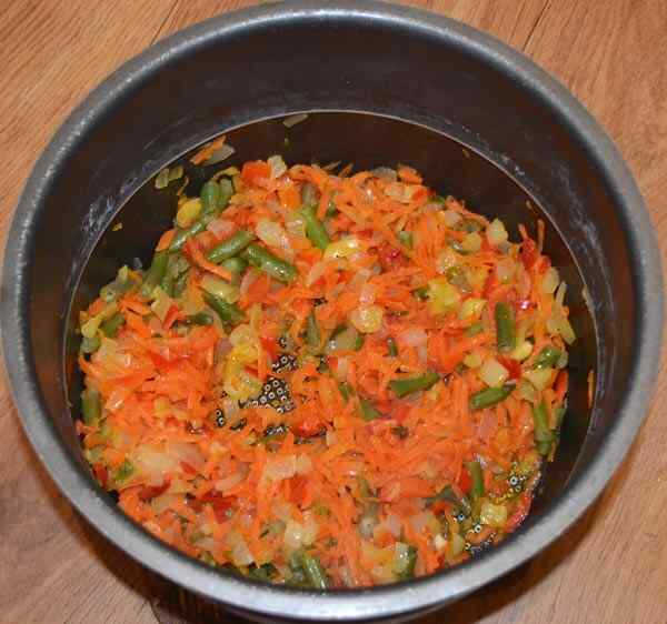 Обжариваем лук, морковь и овощи в мультиварке