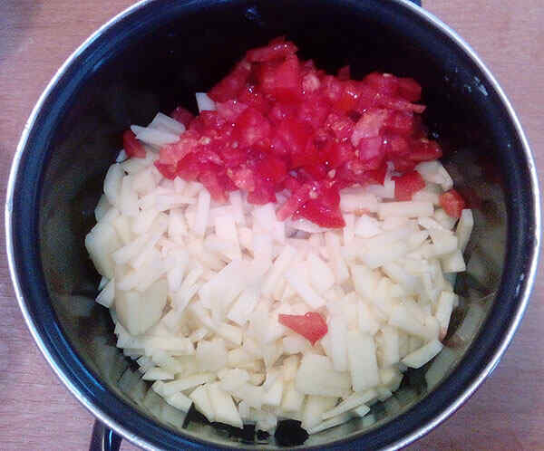 Режем картофель и помидоры