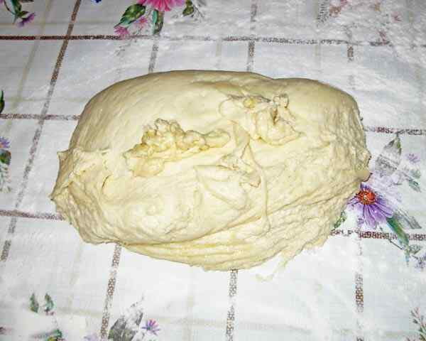 Раскатываем тесто для пирога