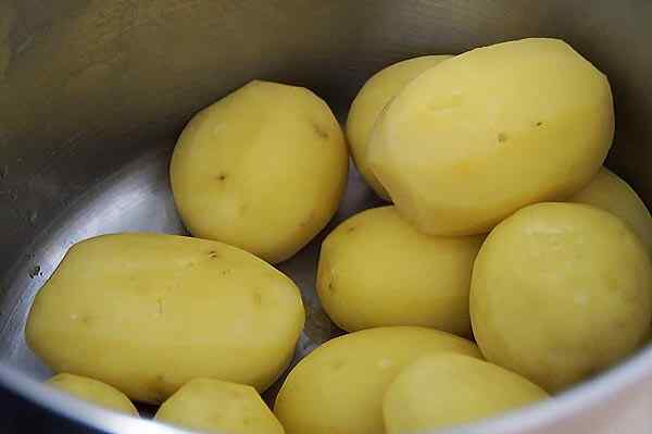 Чистим - отвариваем картофель