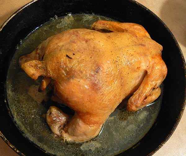 Готовую курицу запеченную целиком в мультиварке ставим в духовку на 10 минут
