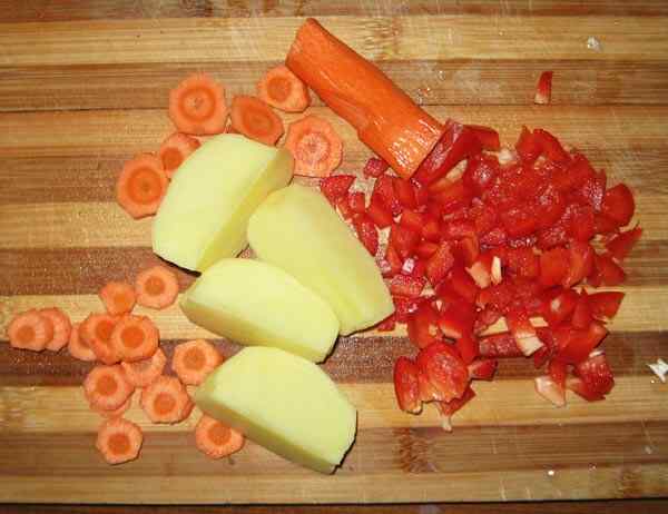 Нарезаем картошку, морковь и перец
