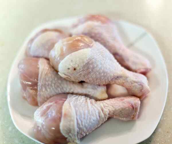 Вымыть куриные голени и снять с них кожу