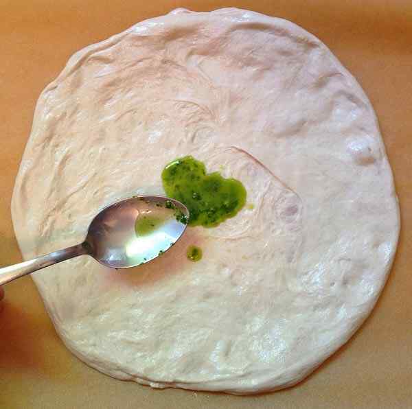 Выкладываем зеленую смесь на тесто