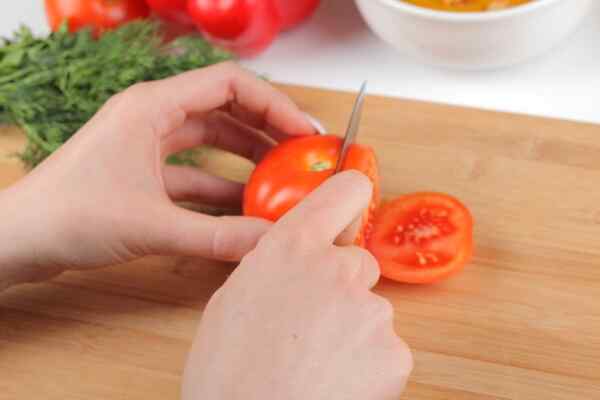Бланшируем и нарезаем помидоры для овощного супа пюре