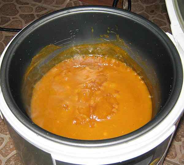 Перемешиваем тыквенный суп пюре блендером