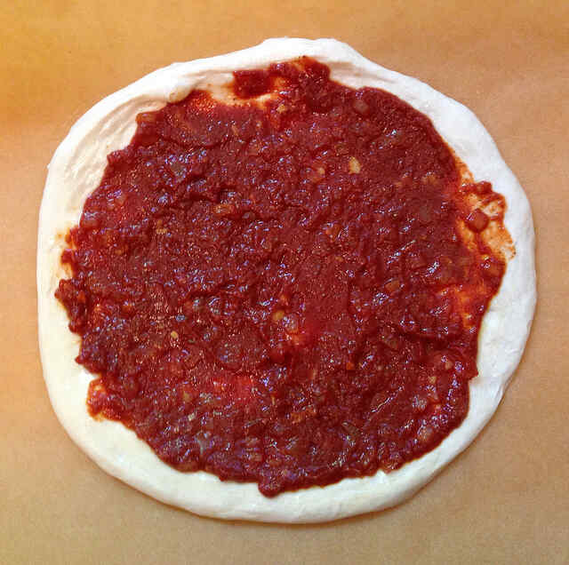Смазываем пиццу томатным соусом