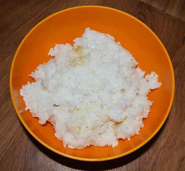 Рис отвариваем, солим и перчим