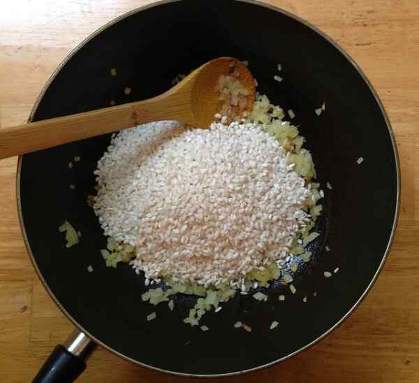 Добавляем рис в сковородку