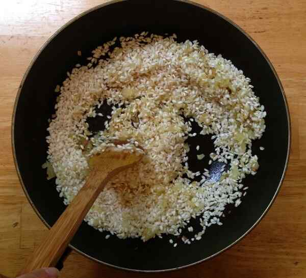 Готовим рис с луком 2 минуты