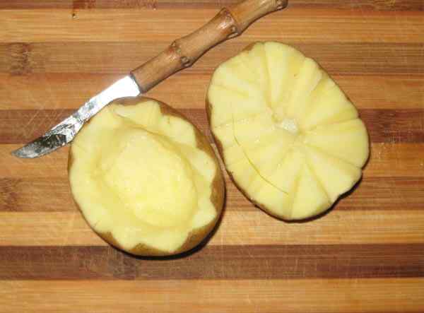 Разрезаем картошку