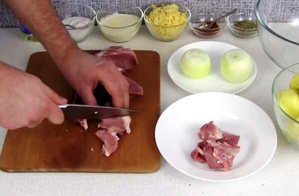 Нарезаем мясо кубиками 3-5 см