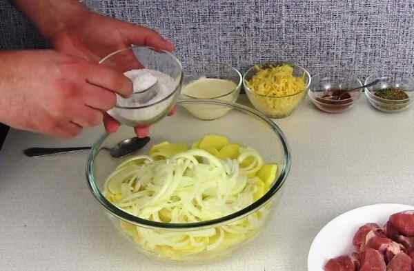 Перемешиваем лук с картошкой, добавляем соль и специи