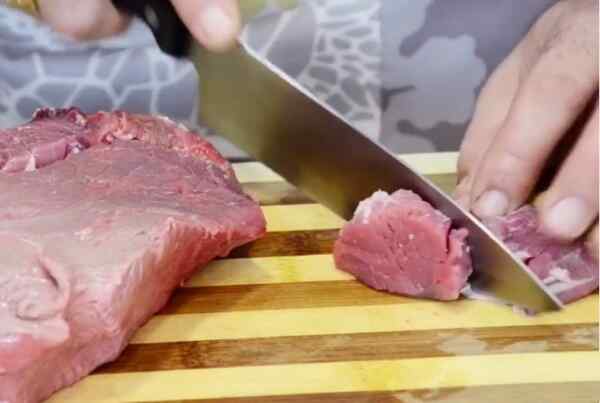 Нарежьте мясо для жаркого кубиками