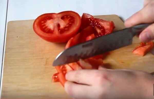 Нарежьте помидоры ломтиками