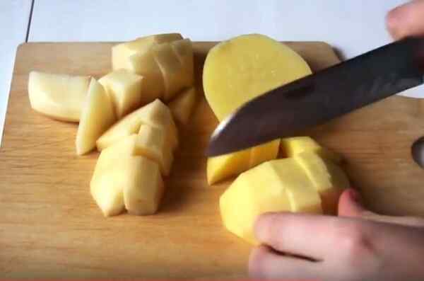 Крупно нарежьте картошку для жаркого