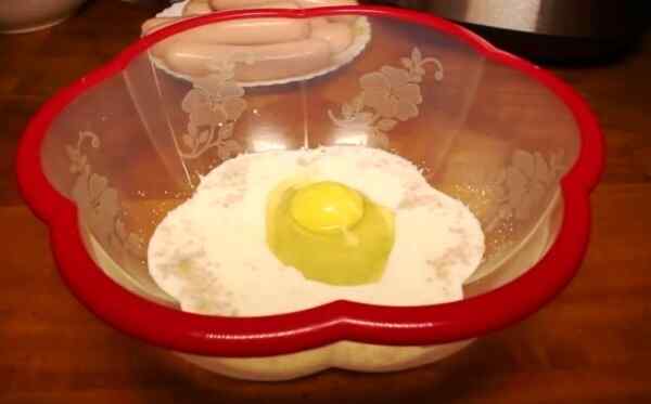 В миске смешиваем молоко, соль, сахар, яйцо и дрожжи