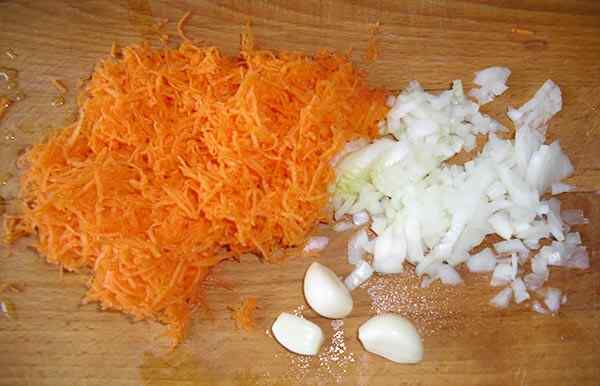 Режем лук и морковь для фрикаделек