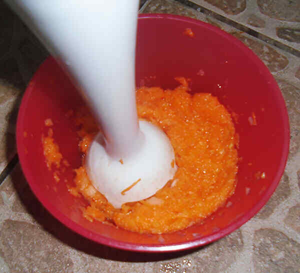 Измельчаем морковь и лук для супа