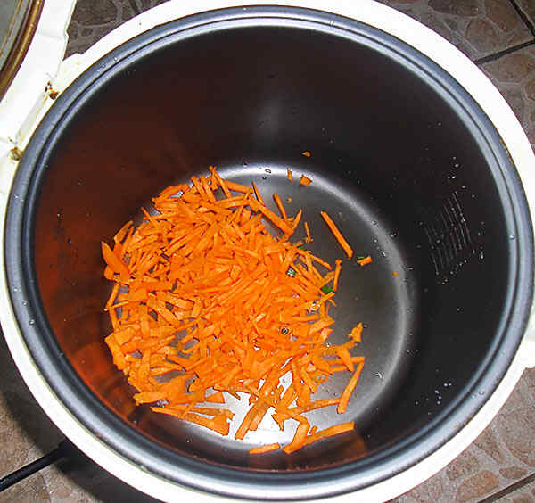 Высыпаем морковь в чашу мультиварки