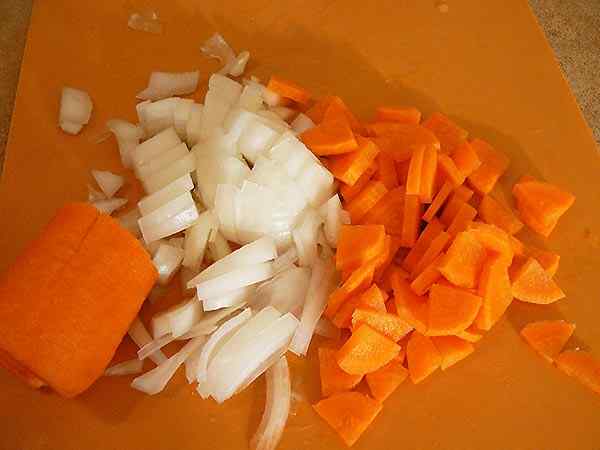 Нарезаем морковь с луком