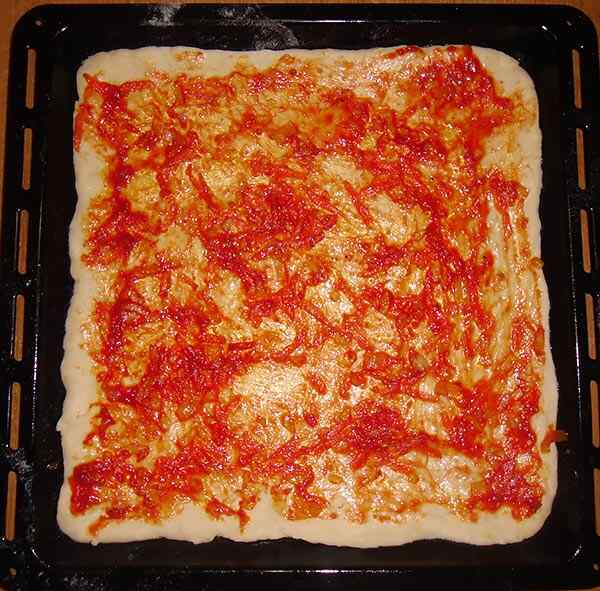 Пицца домашняя с колбасой и сыром