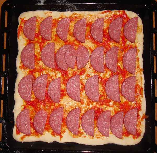 Пицца в духовке с колбасой и сыром