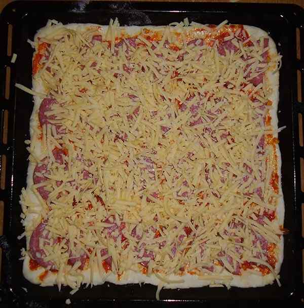 Пицца домашняя рецепт с колбасой и сыром
