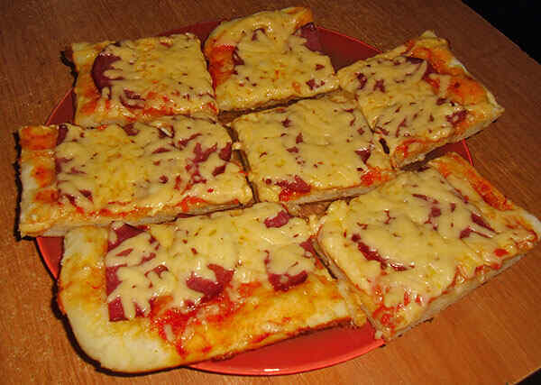 Пицца с копченой колбасой и сыром рецепт