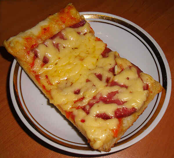 Пицца с колбасой помидорами и сыром рецепт