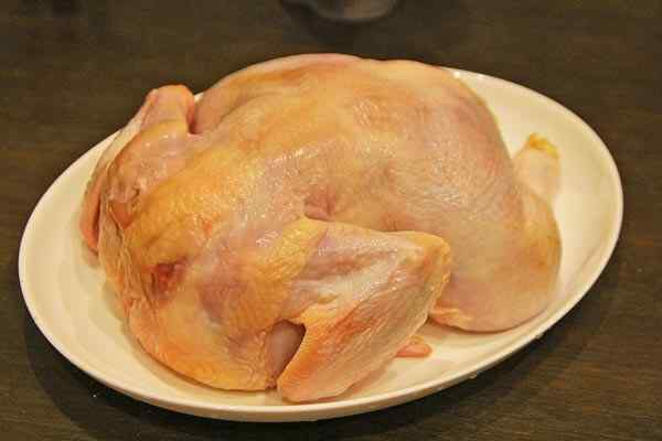 Как приготовить сочную курицу в духовке целиком