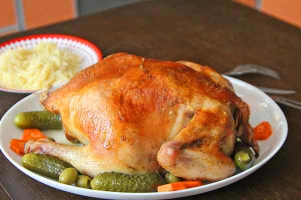 Как приготовить вкусную курицу в духовке целиком