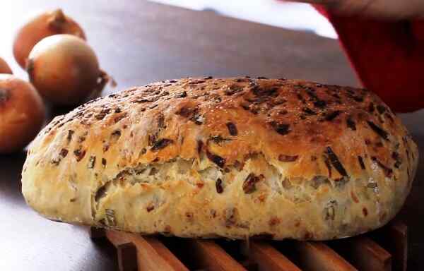 Луковый хлеб в духовке с фото
