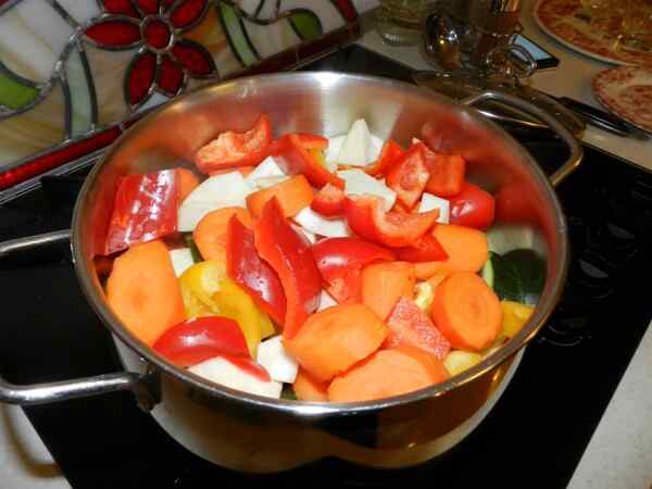 Приготовить овощное рагу с кабачками и баклажанами