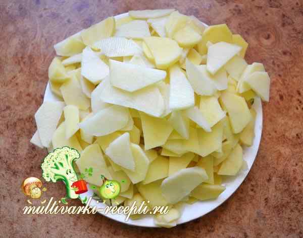 Нарезаем картофель тонкими ломтиками