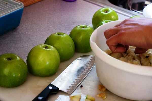 Запеченные яблоки с корицей в духовке