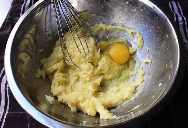 Добавляем в тесто яйца - по одному за раз