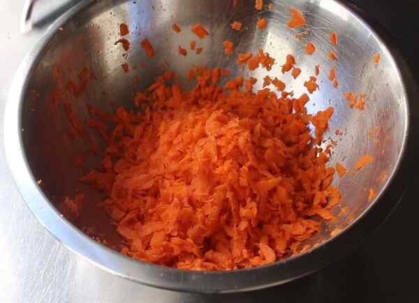 Морковь натираем на терку с крупными отверстиями